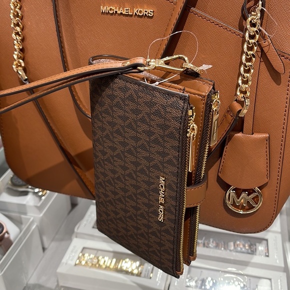 MICHAEL KORS LARGE DOUBLE ZIP WRISTLET PHONEHOLDER WALLET CLUTCH 
Brown - Picture 7 of 16